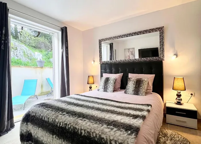 Villa En Provence, Spa & Piscine, Pour 9 Personnes- Gites Les Estelles