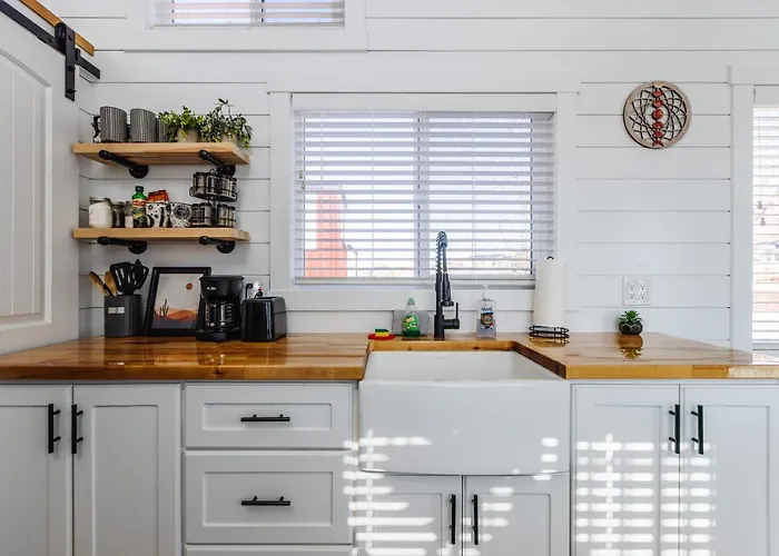 Zion Pet-Friendly Tiny Home, Hot Tub & Bbq