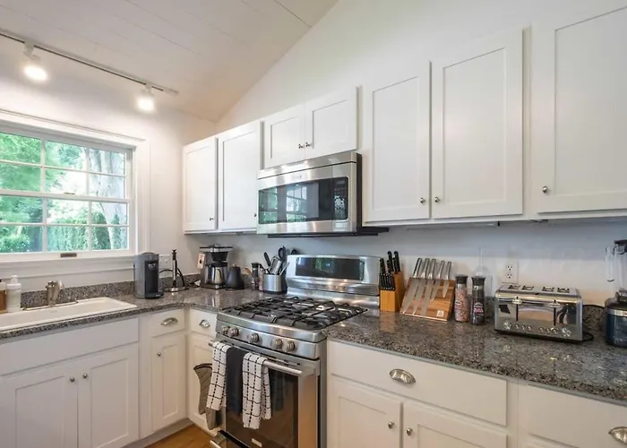 Driftwood Cottage By Rove Travel - Serene Cottage