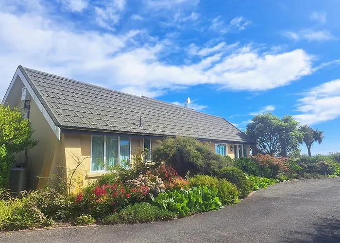 Golden Hills Farm Cottage With Swimming Pool