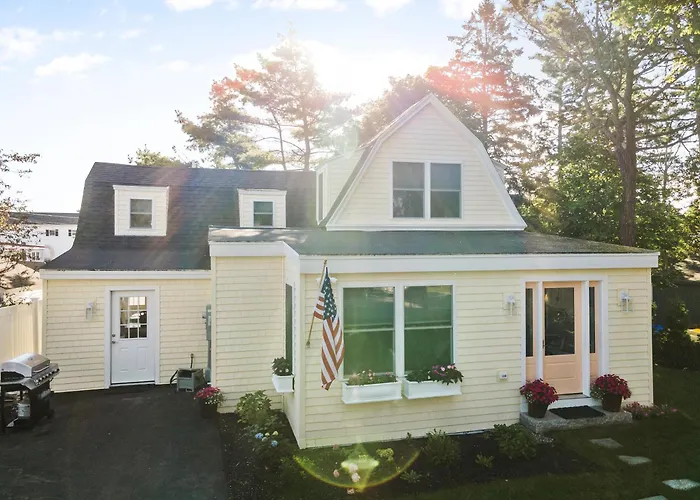 Spacious Beachside 4Br, Pine Point Getaway