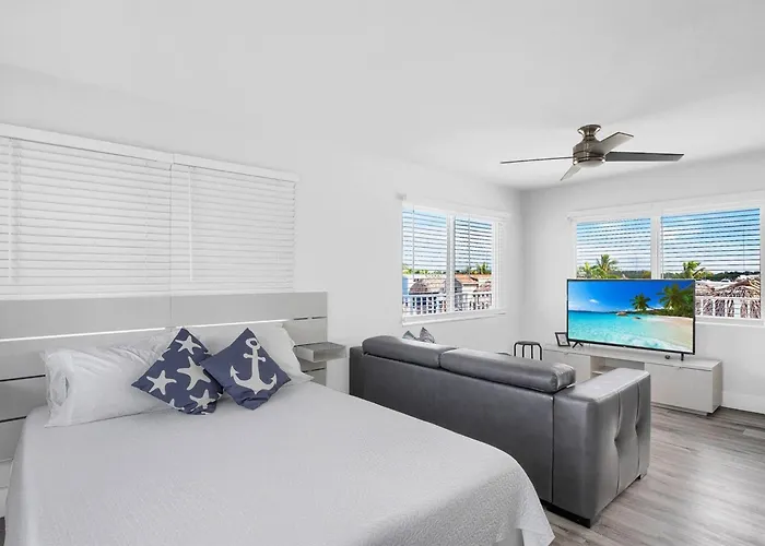 Waterfront Studio 2, Couples Oasis, Kayaks, Pool