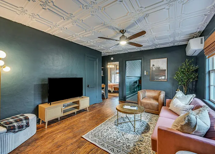 Chic Elizabethtown Apartment: Walk To Downtown!