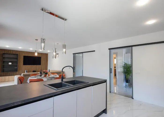 Awesome Home In Pucisca With House Sea View