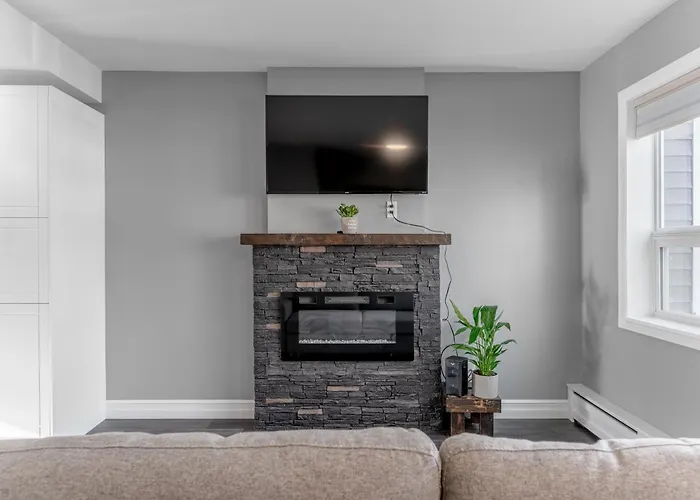 Modern Downtown 3Br 2B Home