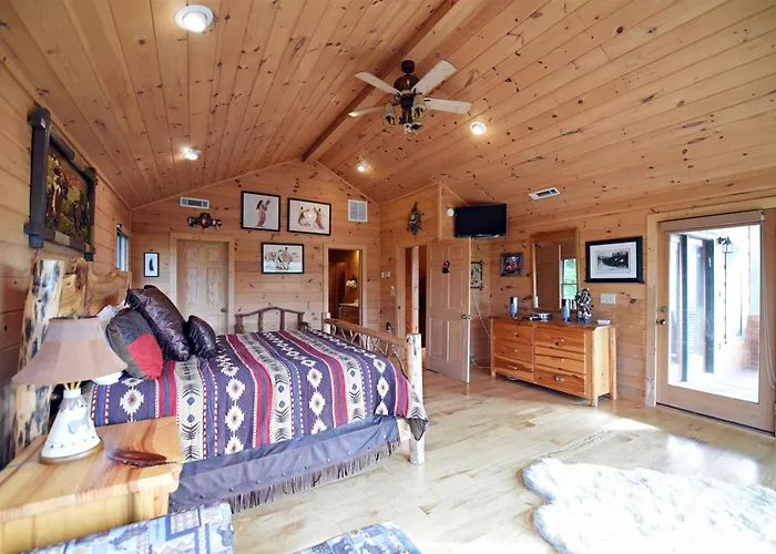 3Br Luxury Cabin • Hot Tub, Fireplaces & Firepit