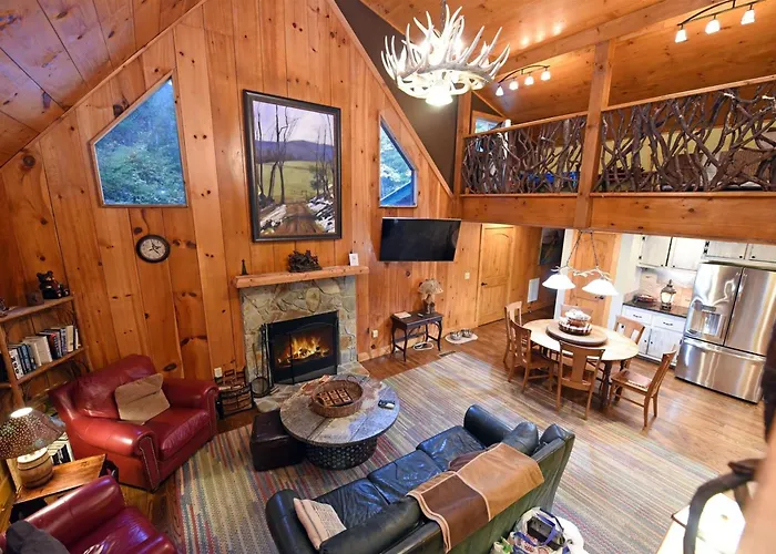 3Br Luxury Cabin • Hot Tub, Sauna • Pet Friendly