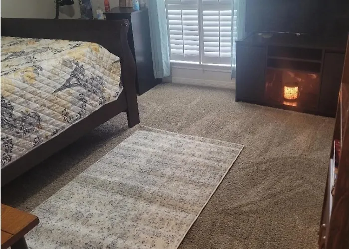Bedroom Four Minutes From Beach