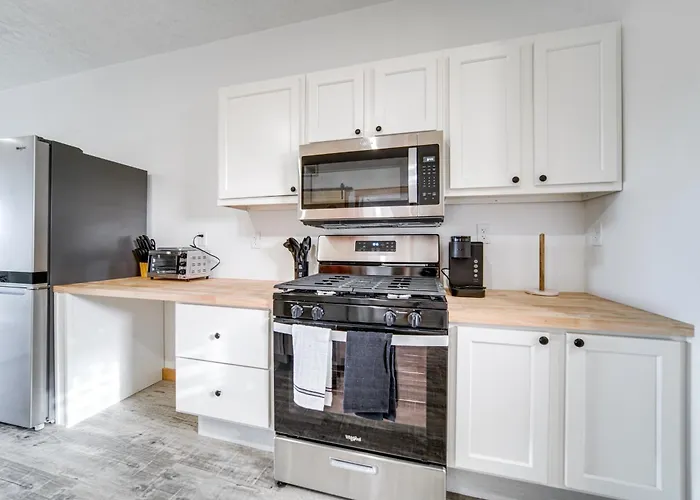 4 Mi To Lake Erie: Condo In Golf Community