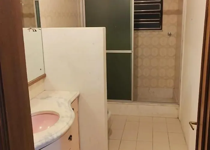 Quarto superior com sacada.