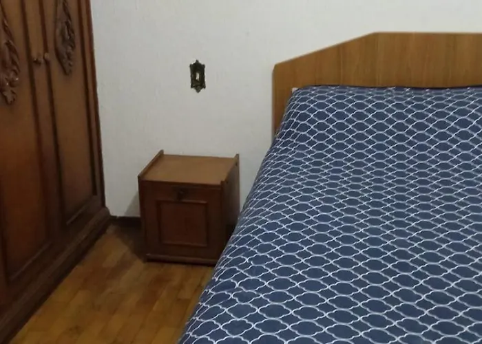 Quarto superior com sacada.