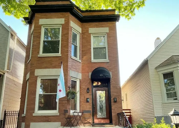 Classic Chicago Upstairs Apt Private Balcony