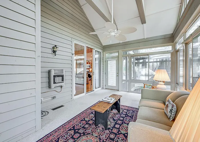 < 1 Mi To Marina: 'Ford Mountain Retreat' W/ Deck