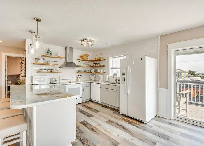 Bright Kitty Hawk Home W/ Hot Tub, Walk To Beach!