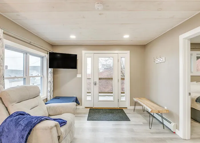 Cozy Maine Getaway: Covered Deck, Walk To Beach!