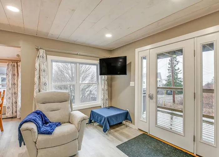 Cozy Maine Getaway: Covered Deck, Walk To Beach!