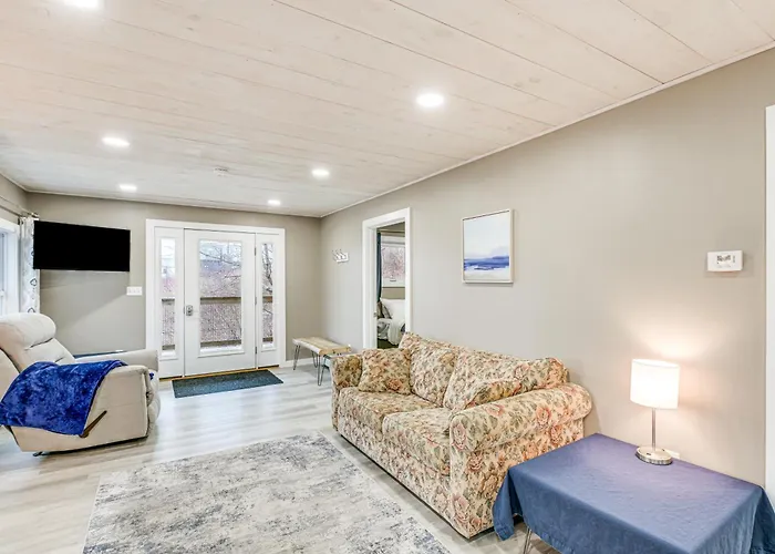 Cozy Maine Getaway: Covered Deck, Walk To Beach!