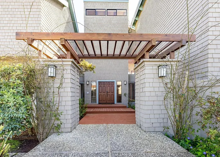 Unmatched Ocean Beach And Mountain Views Family-Friendly Retreat