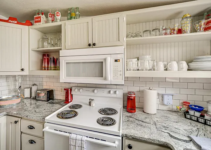 Retro Retreat In Llano W/ Screened Porch!