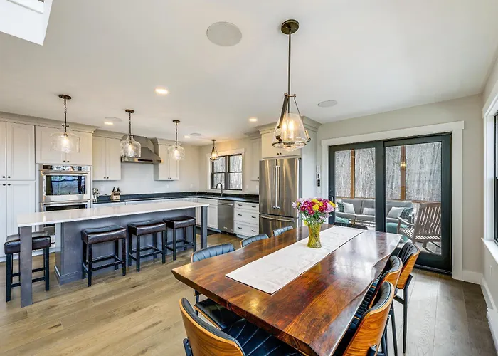 Mountain-View Home In Stoneham W/ Hot Yoga Studio!