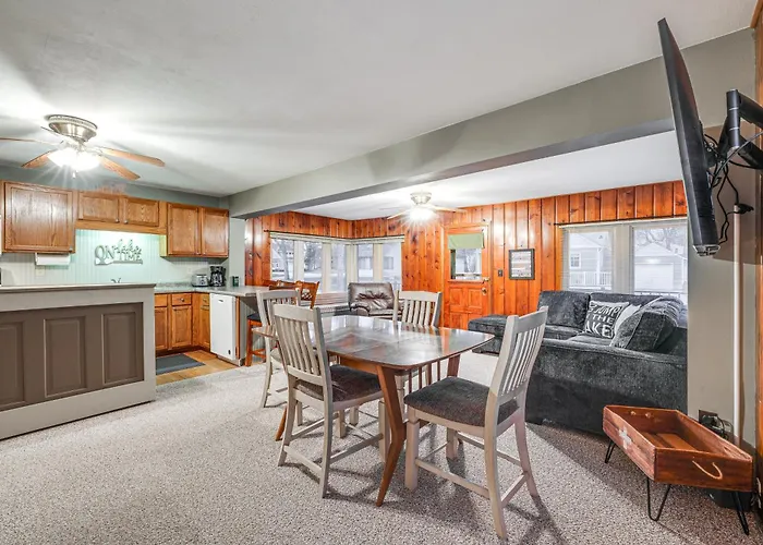 Clear Lake Vacation Rental: Walk To Town / Beach!