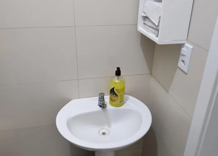 Quarto confortável em Est Velha