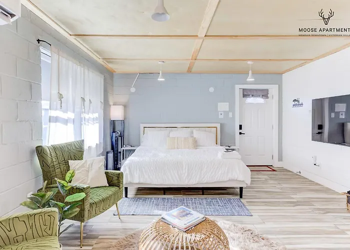 Modern Luxe Studio - Free Gated Parking - King Bed