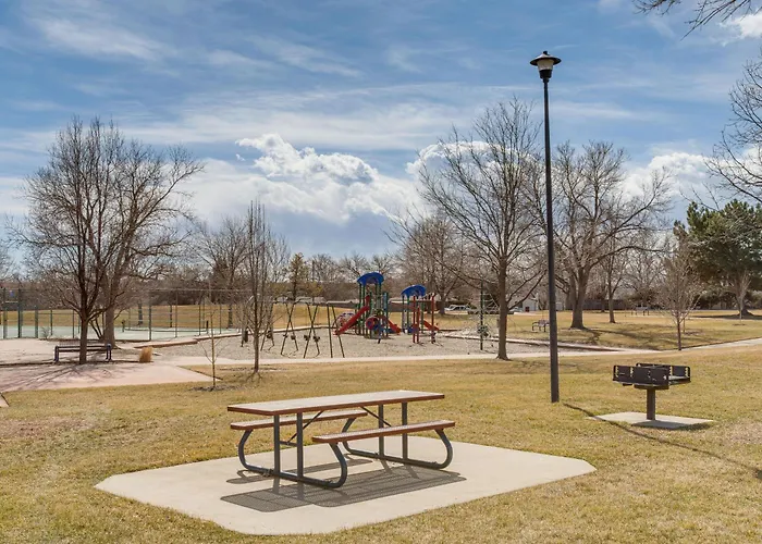 6 Mi To Dtwn: Arvada Home W/ Hot Tub & Yard