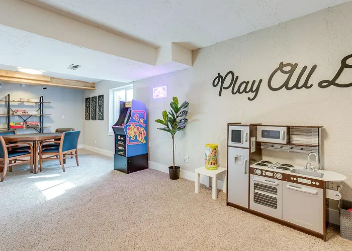 6 Mi To Dtwn: Arvada Home W/ Hot Tub & Yard