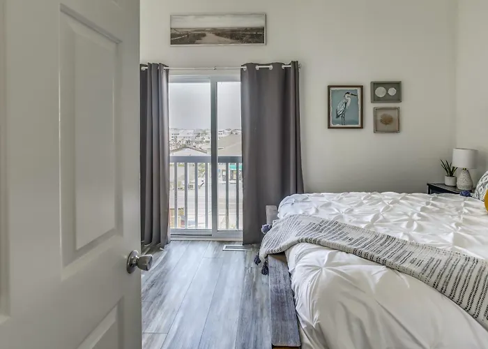 'Salt & Light' Oceanfront Condo W/ Pool & Elevator