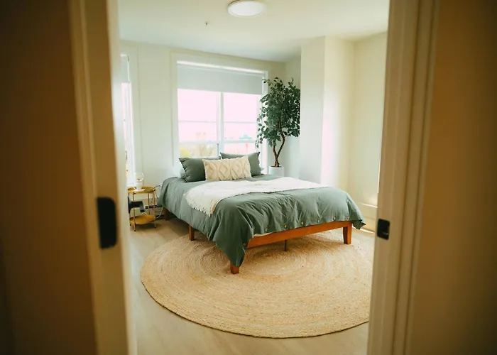 Chic Cozy Retreat - 2Br - Stunning North End Views