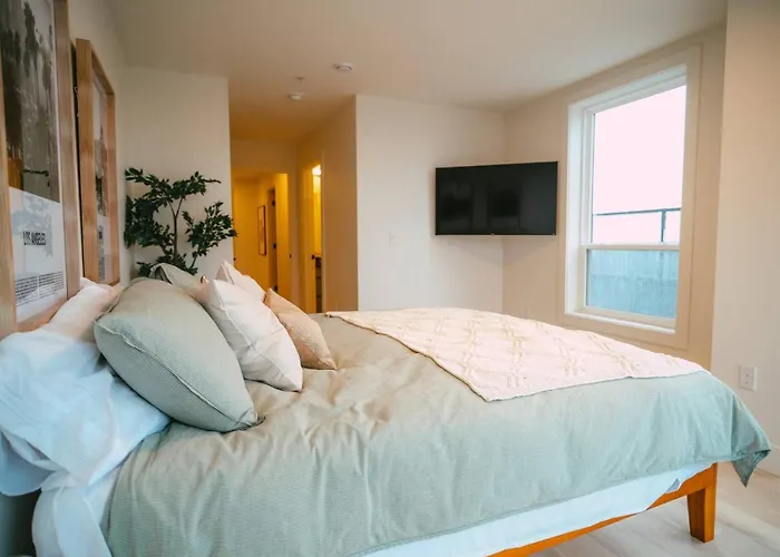 Chic Cozy Retreat - 2Br - Stunning North End Views