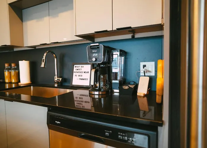 Chic Cozy Retreat - 2Br - Stunning North End Views