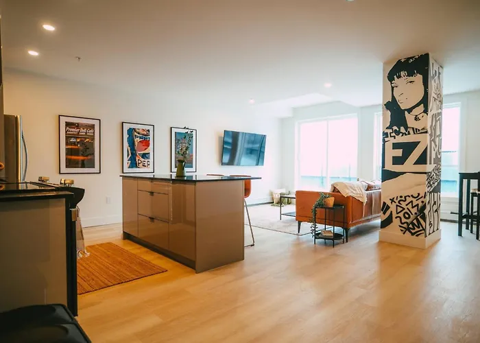Chic Cozy Retreat - 2Br - Stunning North End Views