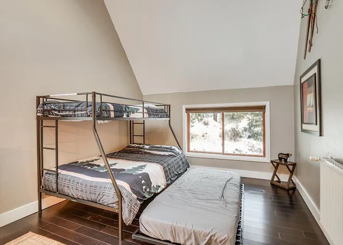 White Mountain Escape W/ Separate In-Law Suite!