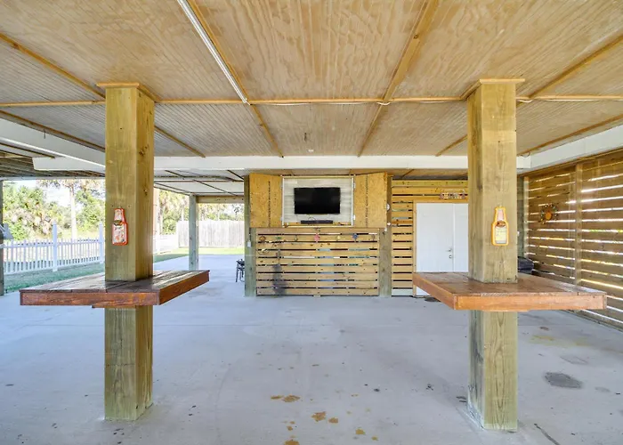 Walk To Beach: Stunning Gulfport Getaway