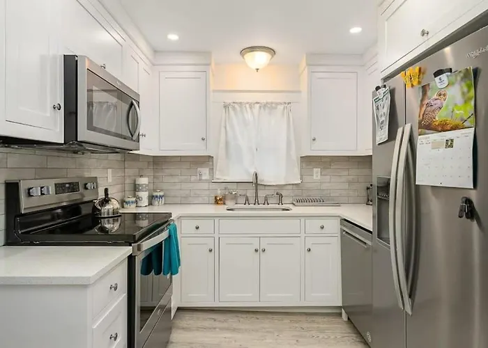 Walk To Good Harbor, Ocean Views, Open All Year!