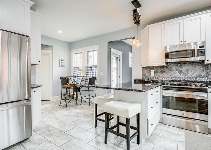 Elegant Saratoga Springs Stay: Walk To Town, Track