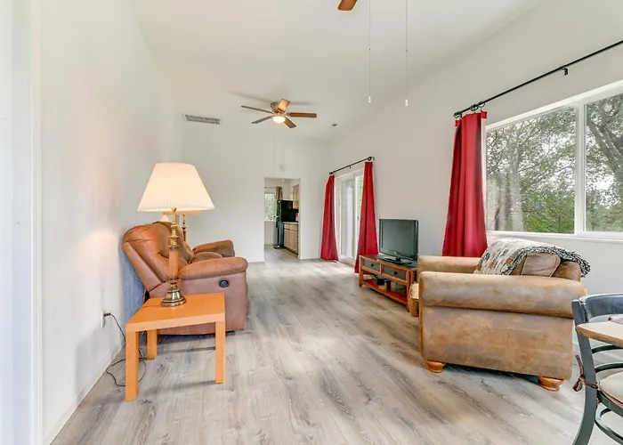 Charming Grants Pass Cottage W/ Patio & Gas Grill!