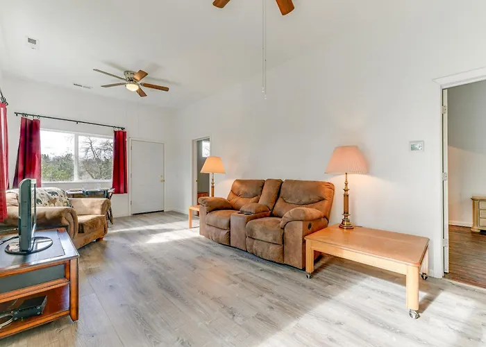 Charming Grants Pass Cottage W/ Patio & Gas Grill!