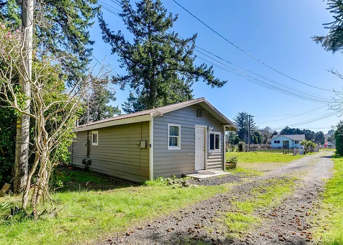 Fish On-Site & Explore Coos Bay! Creekfront Cabin