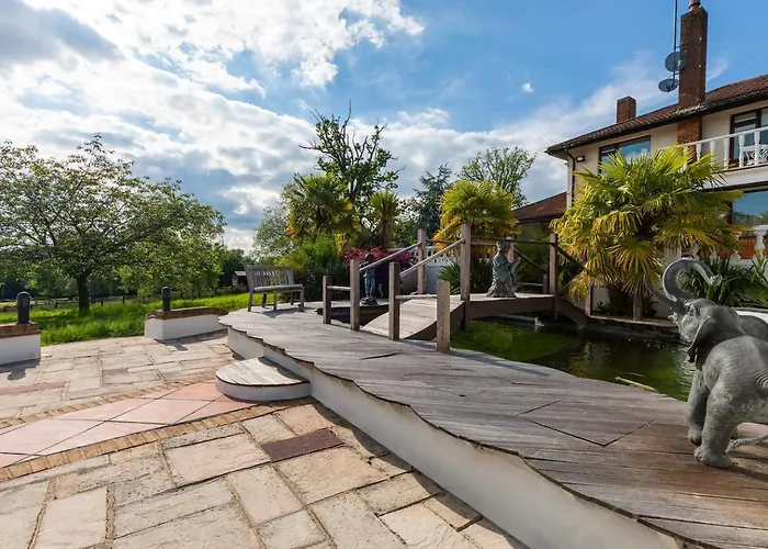 Large Villa Mansion With Pool House & Tennis Court