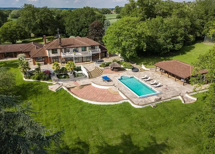 Large Villa Mansion With Pool House & Tennis Court