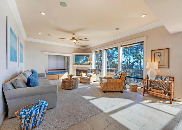 Seaflower Cove: Spacious 4Bd Waterfront Retreat