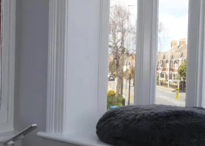 Spacious 2-Bed 2-Bath Apartment With Free Parking - Central Poole