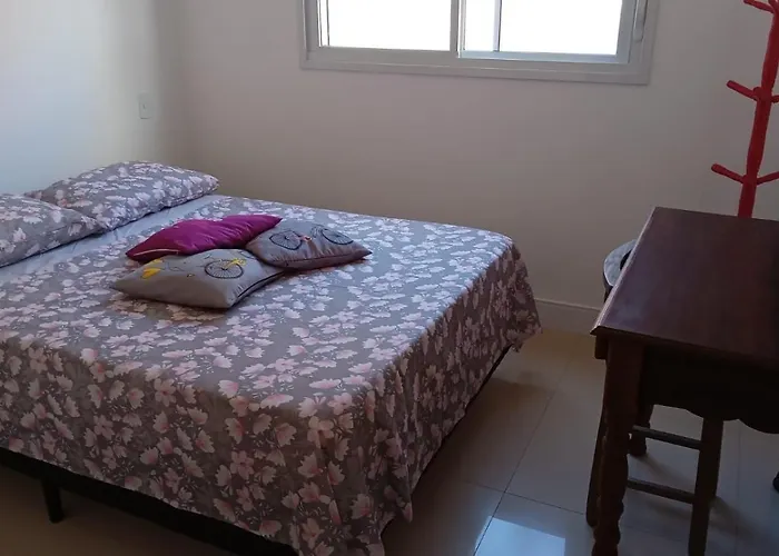 Apto na praia de Palmas, climatizado, com piscina, próximo ao mar e com jardim privativo