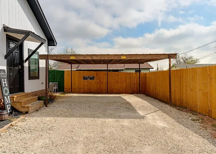 Hidden Cottage Mins To Main St And Sleeps 4