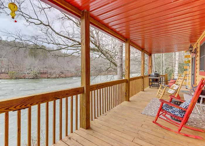 'Toccoa Waterfront Hideaway:' Hot Tub & Fire Pit!