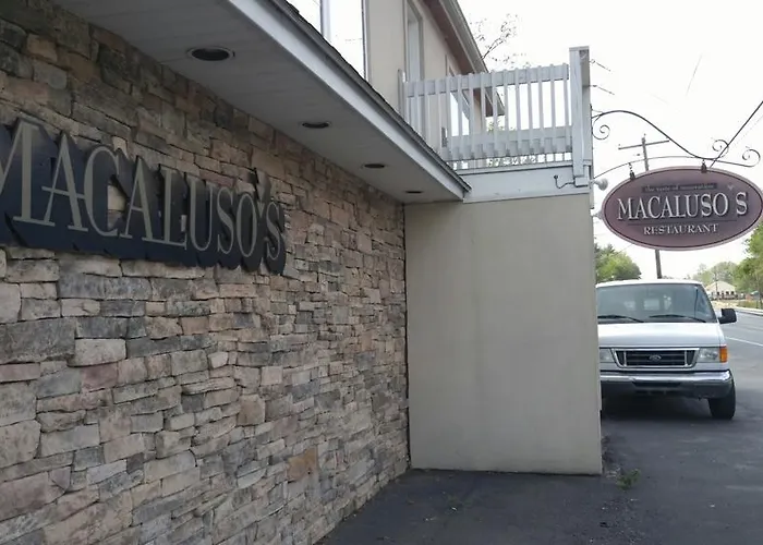 Macaluso'S At The Lantern Lodge