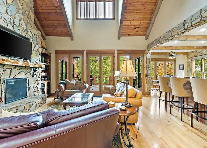 Lakefront Retreat Luxury Home With Private Dock